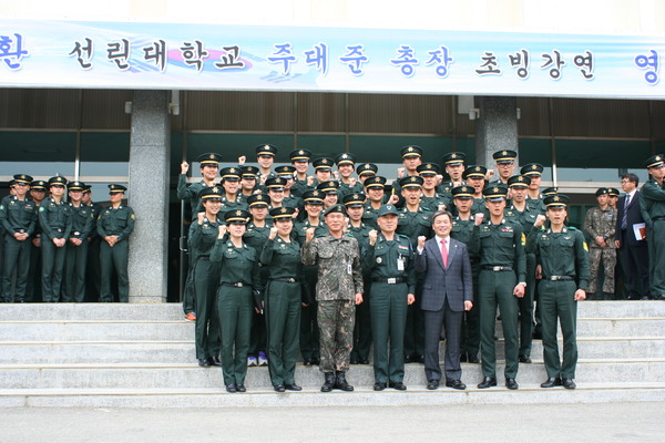 총장님과52기여생도_간부생도.JPG